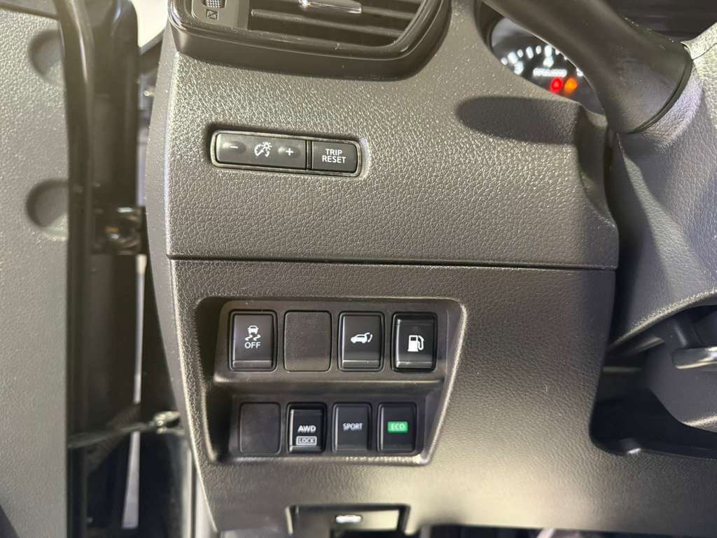 Used 2018 Nissan Rogue SV image 14