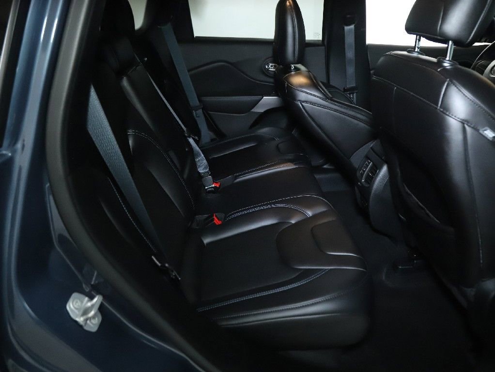 Used 2019 Jeep Cherokee Latitude Plus w/ Cold Weather Group AWD/4WD image 32