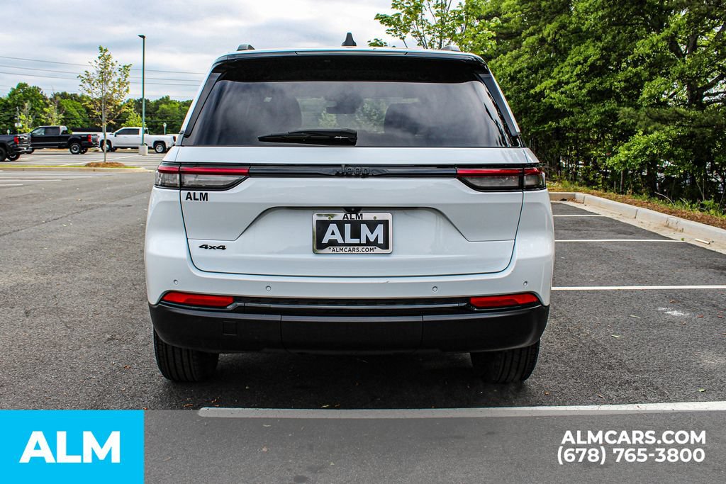 Used 2025 Jeep Grand Cherokee Altitude AWD/4WD image 10