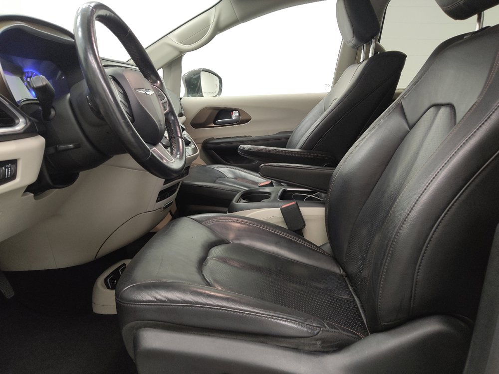 Used 2018 Chrysler Pacifica Touring-L Plus w/ Advanced Safetytec Group FWD image 17