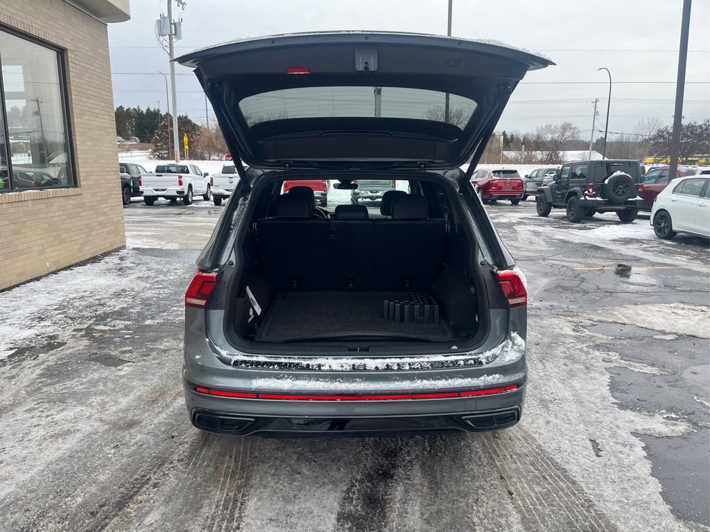 Used 2024 Volkswagen Tiguan SE R-Line image 11