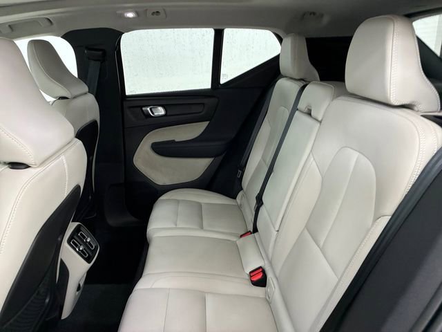 Used 2024 Volvo XC40 B5 Plus image 18
