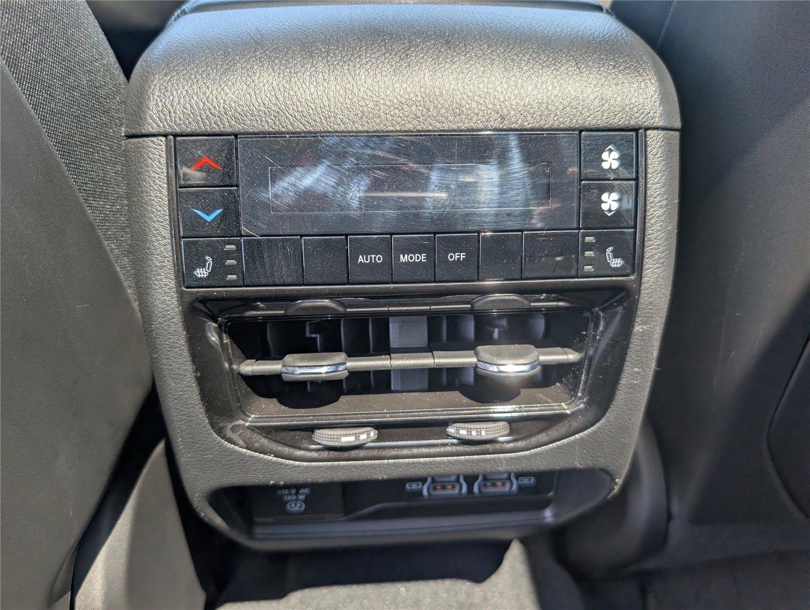 Used 2023 Jeep Grand Cherokee L Limited AWD/4WD image 17