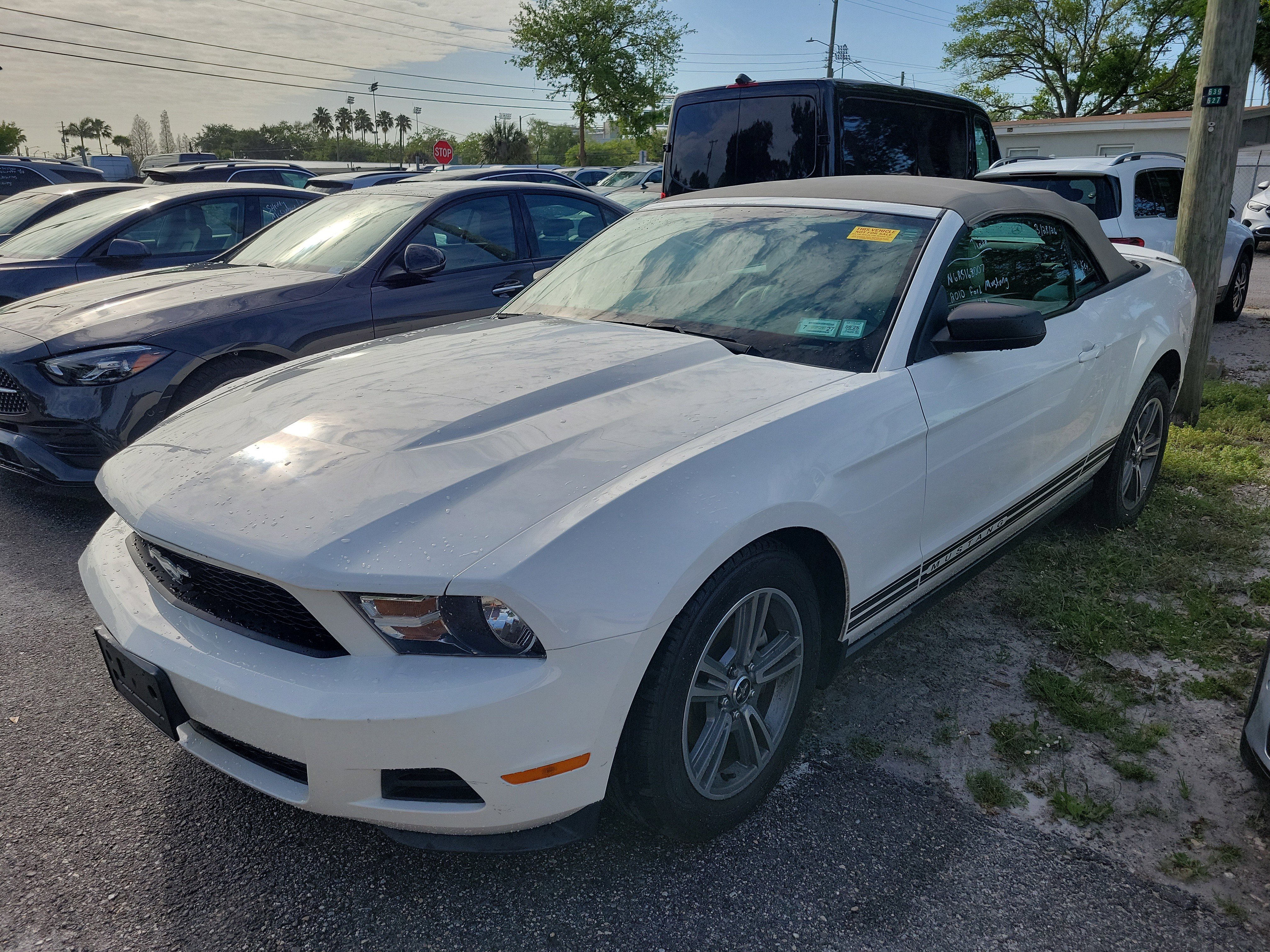 Used 2010 Ford Mustang Convertible image 1