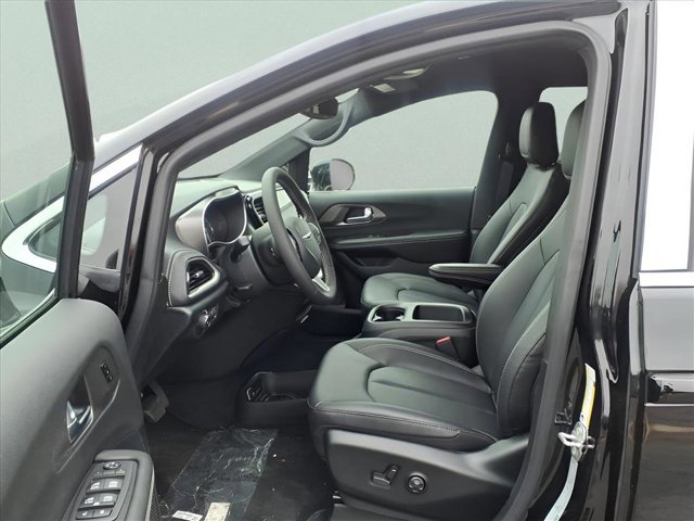 New 2026 Chrysler Pacifica Select image 9