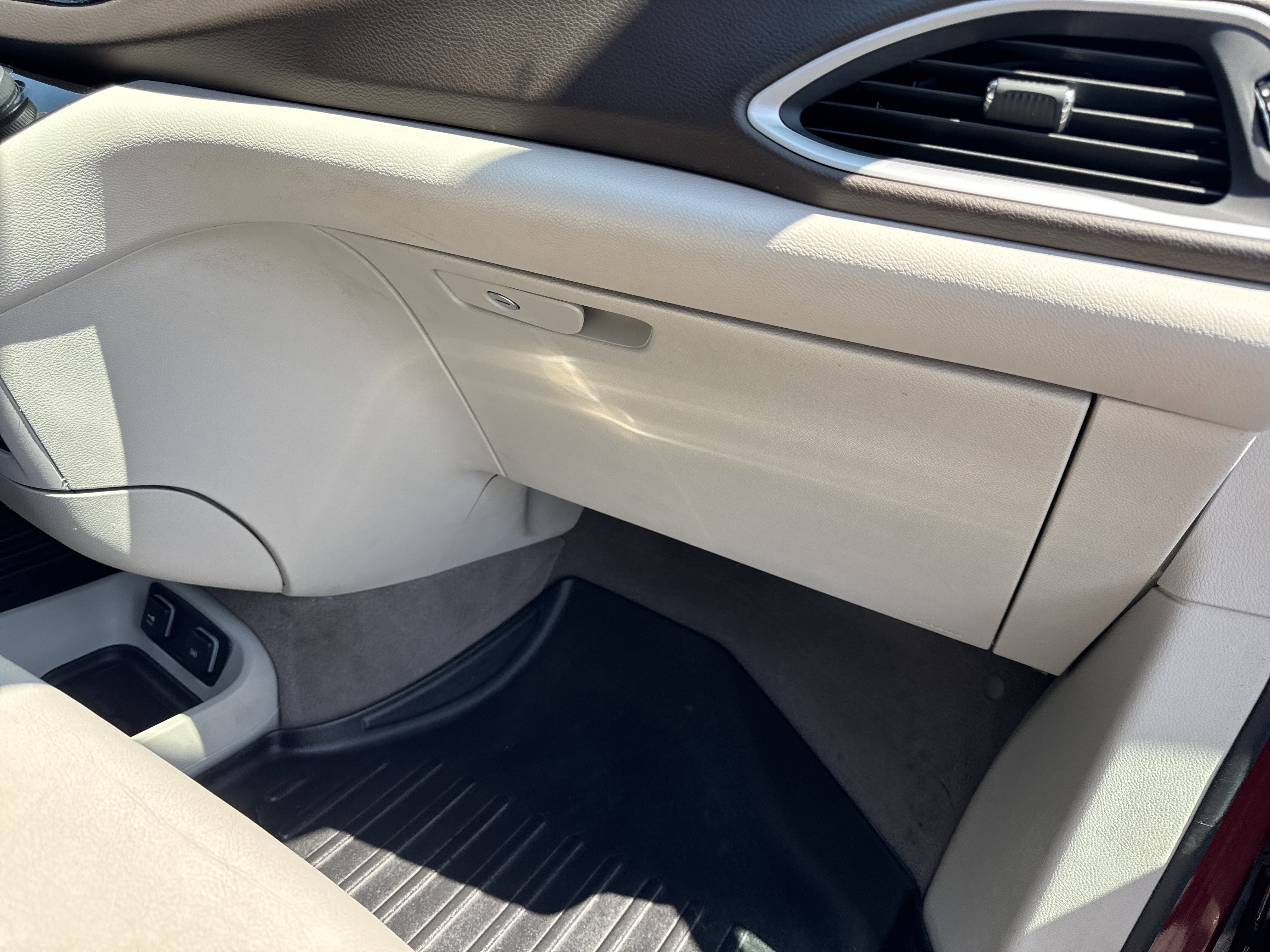 Used 2018 Chrysler Pacifica Touring-L w/ Advanced Safetytec Group image 18