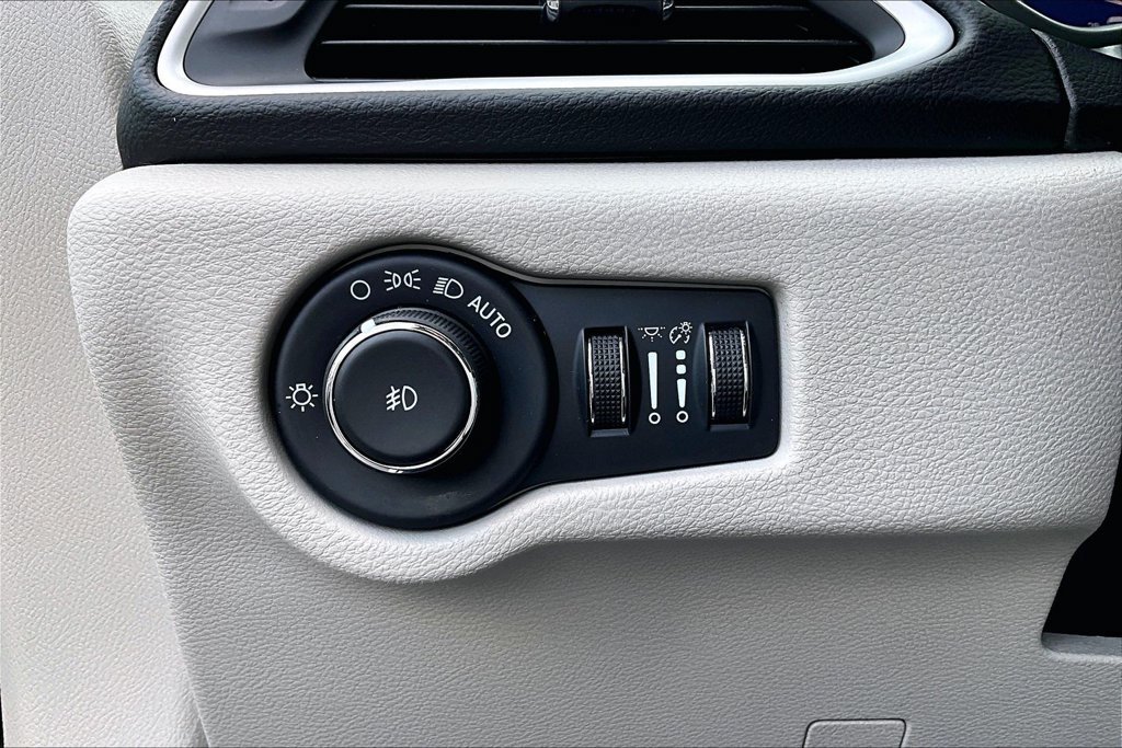 Used 2022 Chrysler Pacifica Touring-L FWD image 17