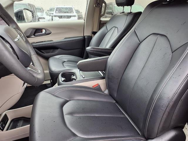 Used 2024 Chrysler Pacifica Touring-L FWD image 3