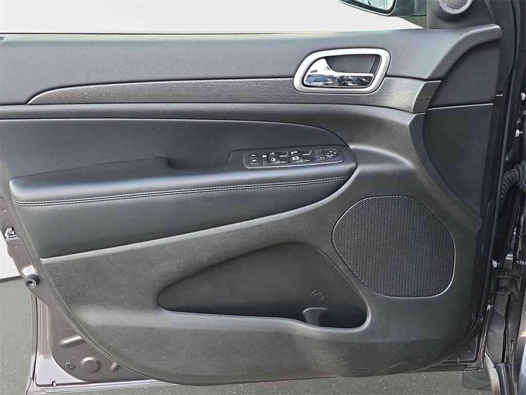 Used 2018 Jeep Grand Cherokee Laredo image 30