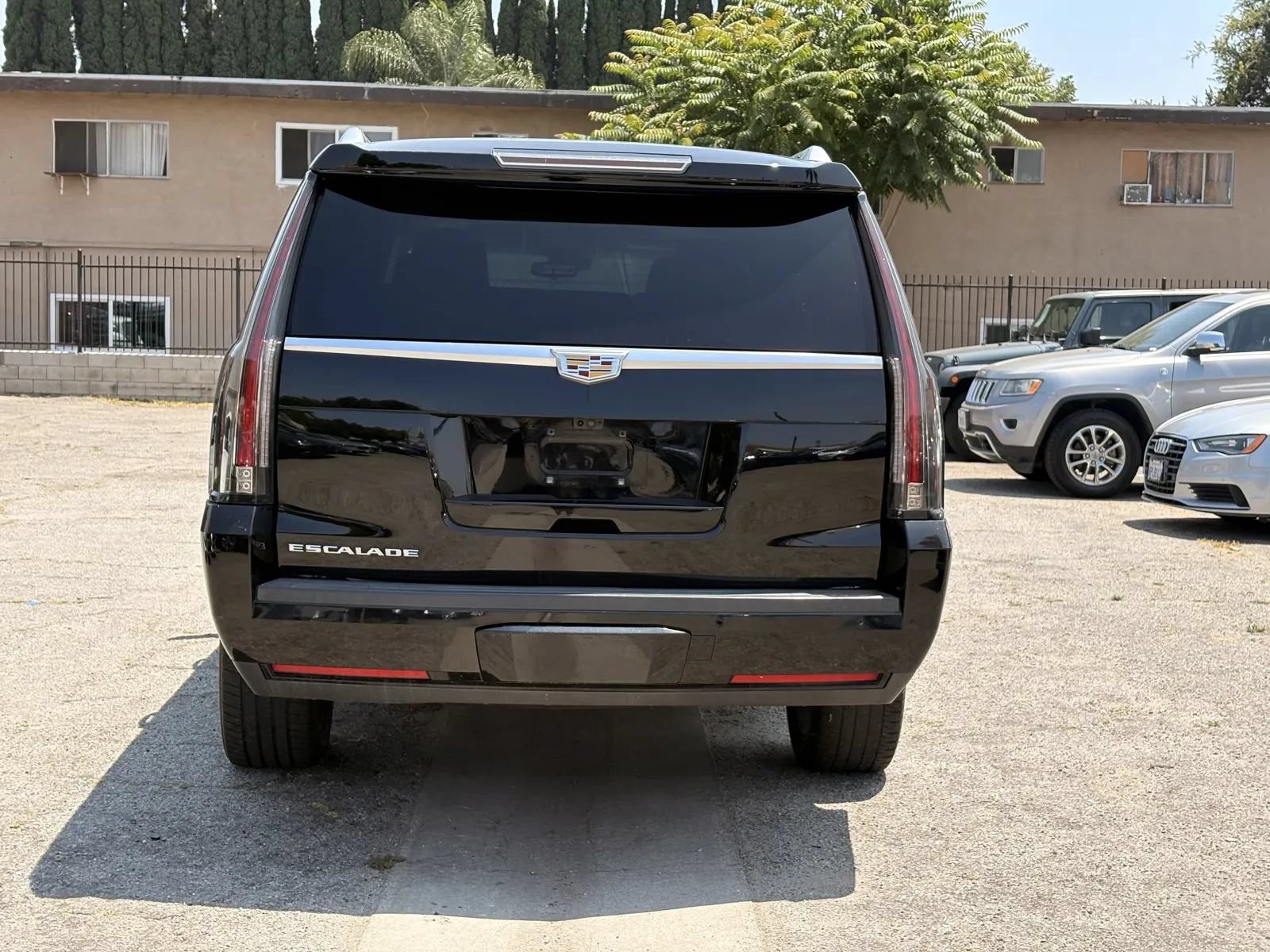 Used 2019 Cadillac Escalade ESV Luxury RWD image 3