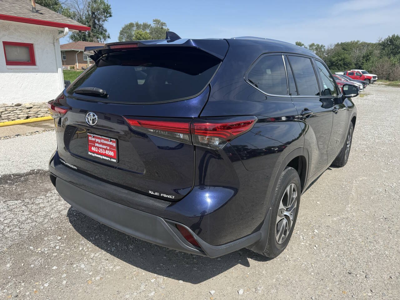 Used 2021 Toyota Highlander XLE AWD/4WD image 3
