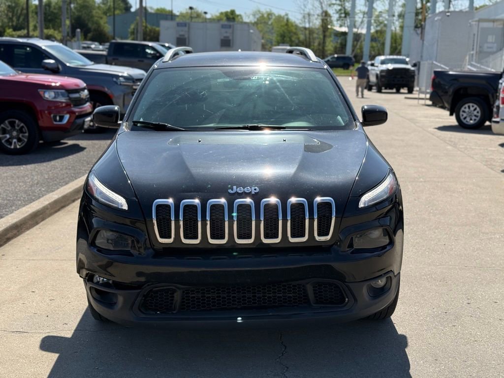 Used 2018 Jeep Cherokee Latitude Plus AWD/4WD image 3