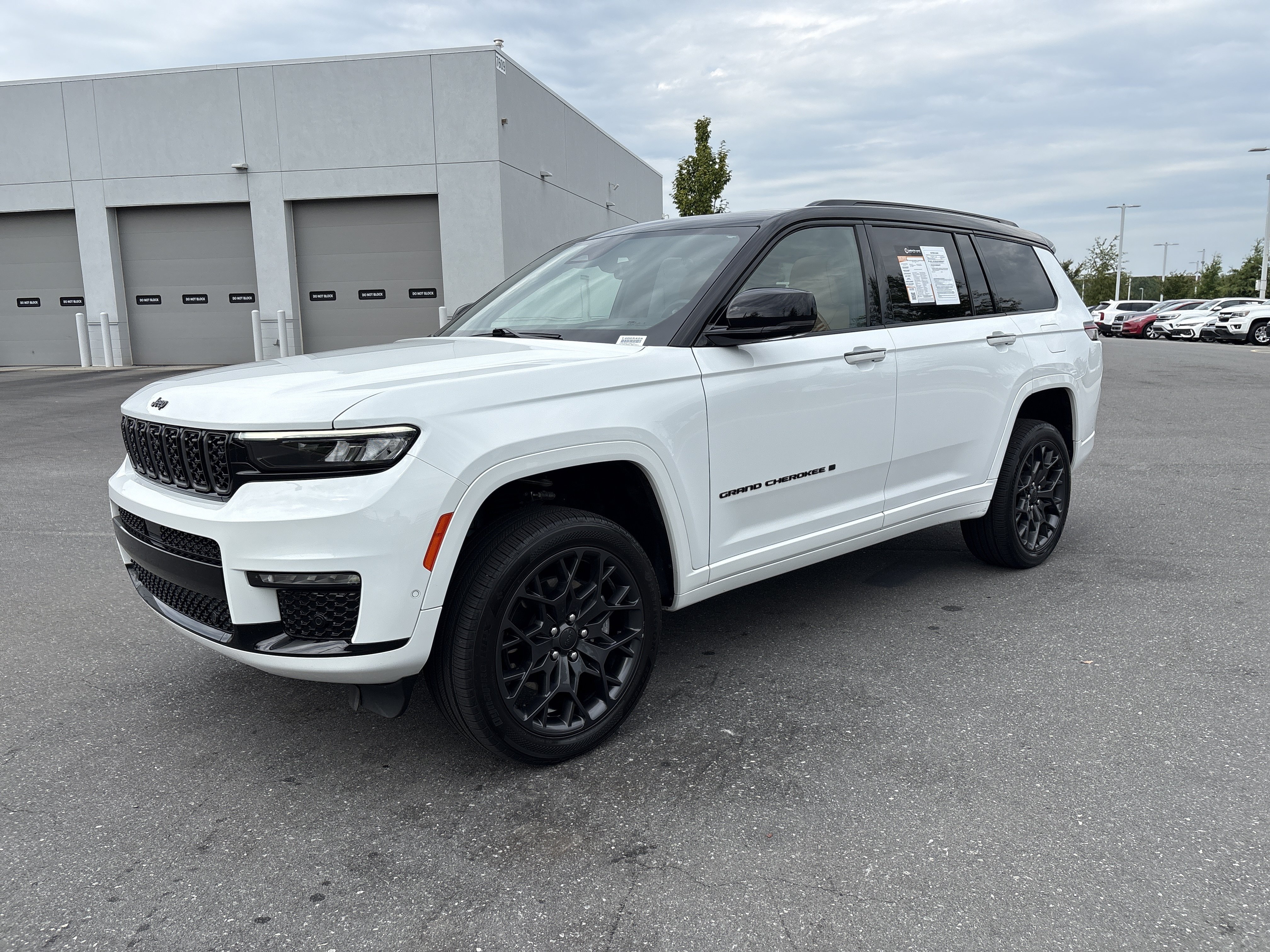 Used 2025 Jeep Grand Cherokee L Summit AWD/4WD image 5