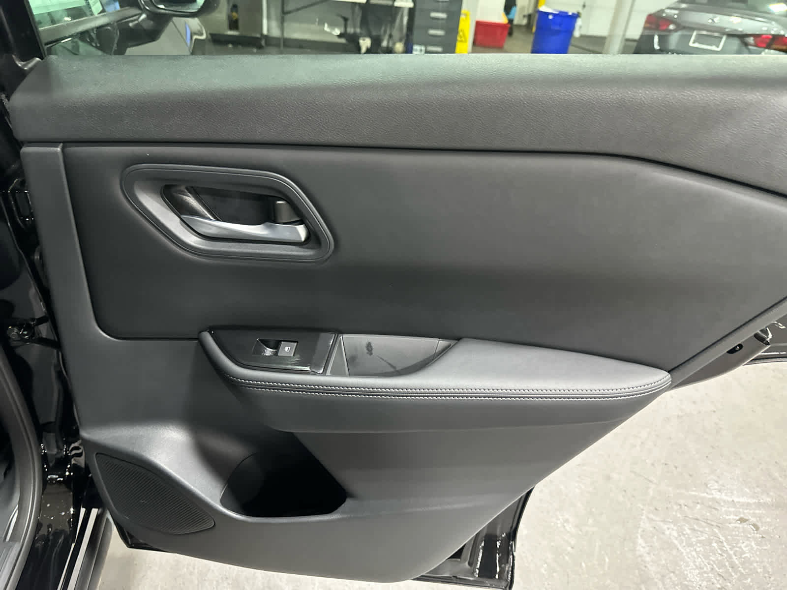 Used 2025 Nissan Rogue SV image 34