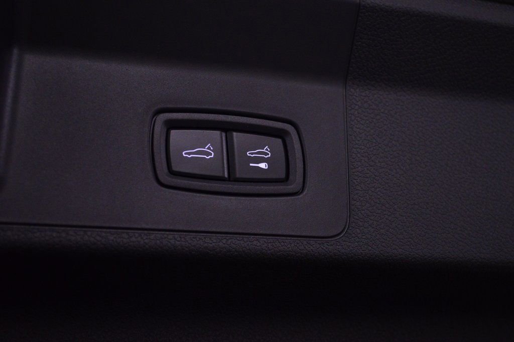 Certified 2025 Porsche Panamera 4 AWD/4WD image 40