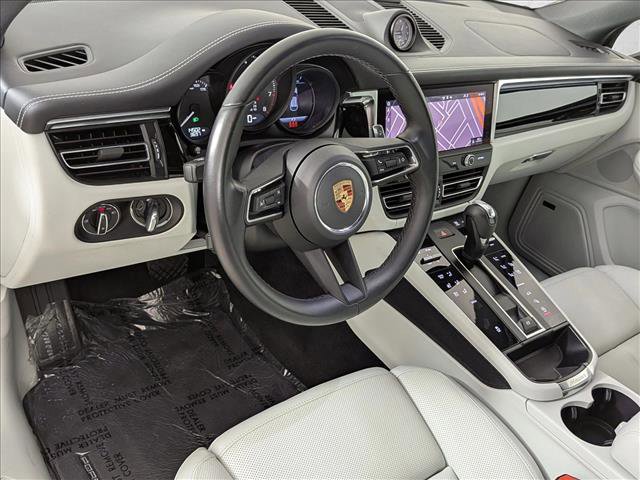 Certified 2024 Porsche Macan image 4