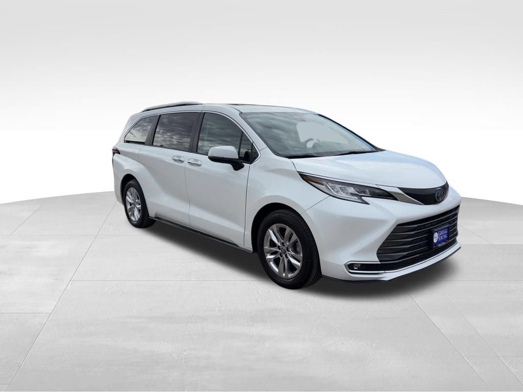 Used 2023 Toyota Sienna Limited AWD/4WD image 5