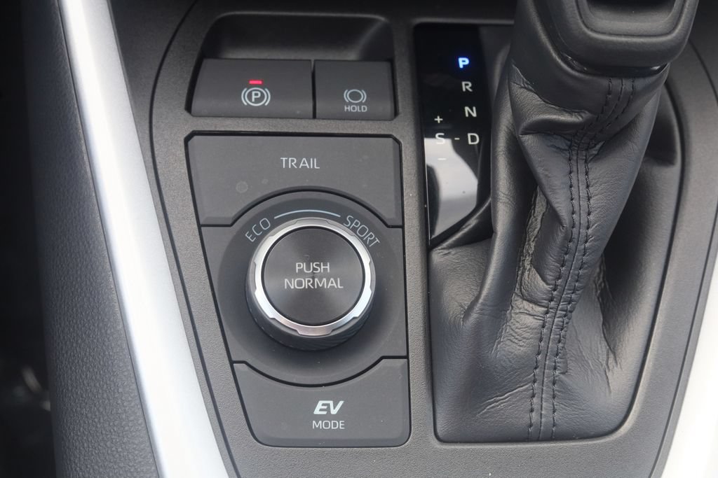 Used 2023 Toyota RAV4 LE AWD/4WD image 10
