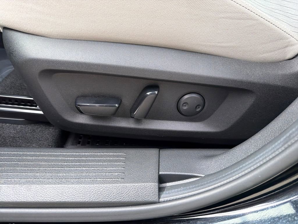 Used 2023 Nissan Rogue SV FWD image 16