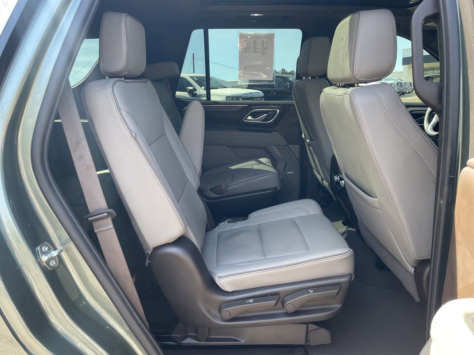 Used 2024 GMC Yukon SLT w/ SLT Luxury Package image 29