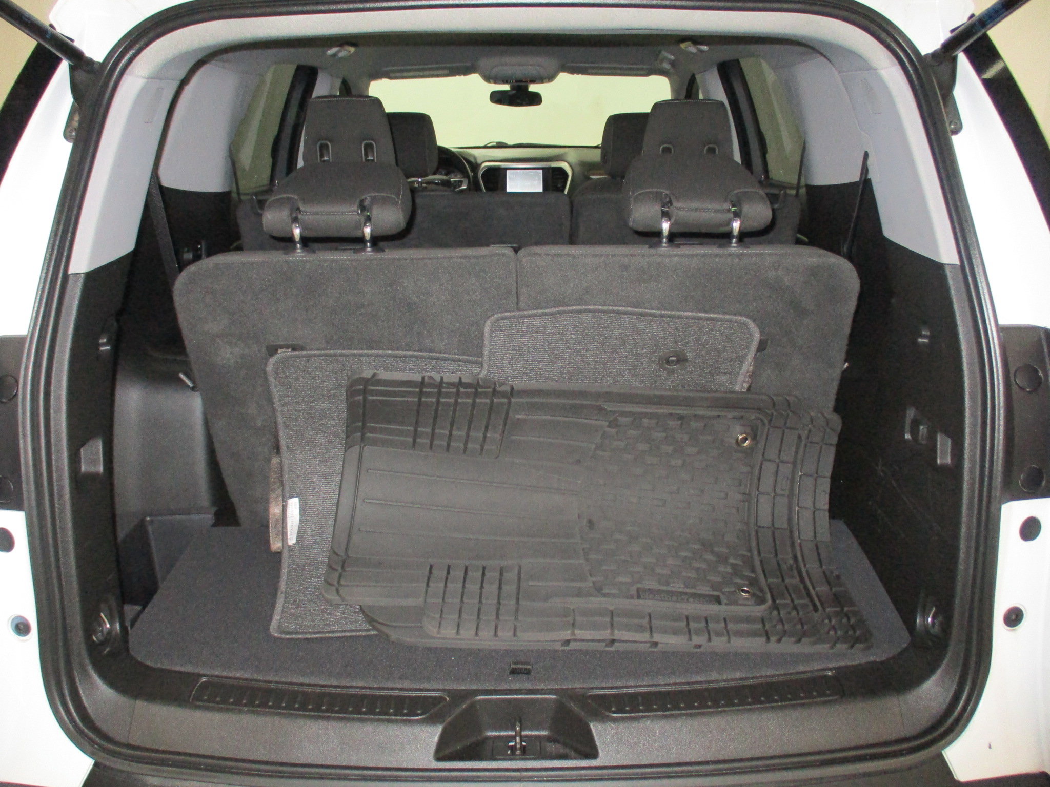 Used 2019 GMC Acadia SLE image 17