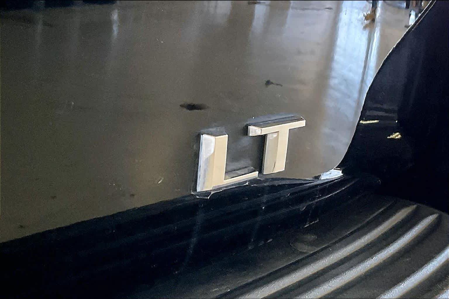 Used 2021 Chevrolet Suburban LT w/ Luxury Package RWD image 9