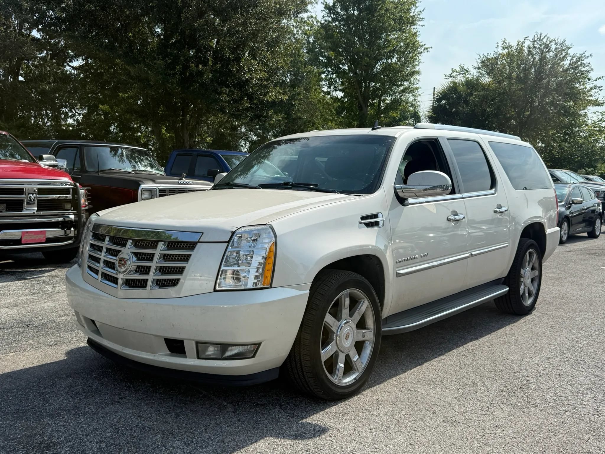Used 2013 Cadillac Escalade ESV Luxury AWD/4WD image 2