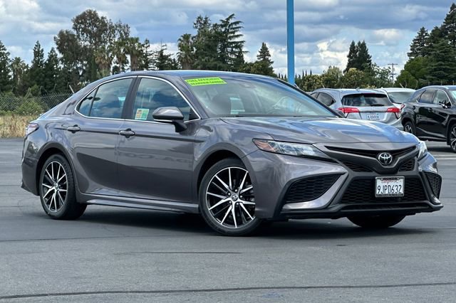 Used 2023 Toyota Camry SE FWD image 2