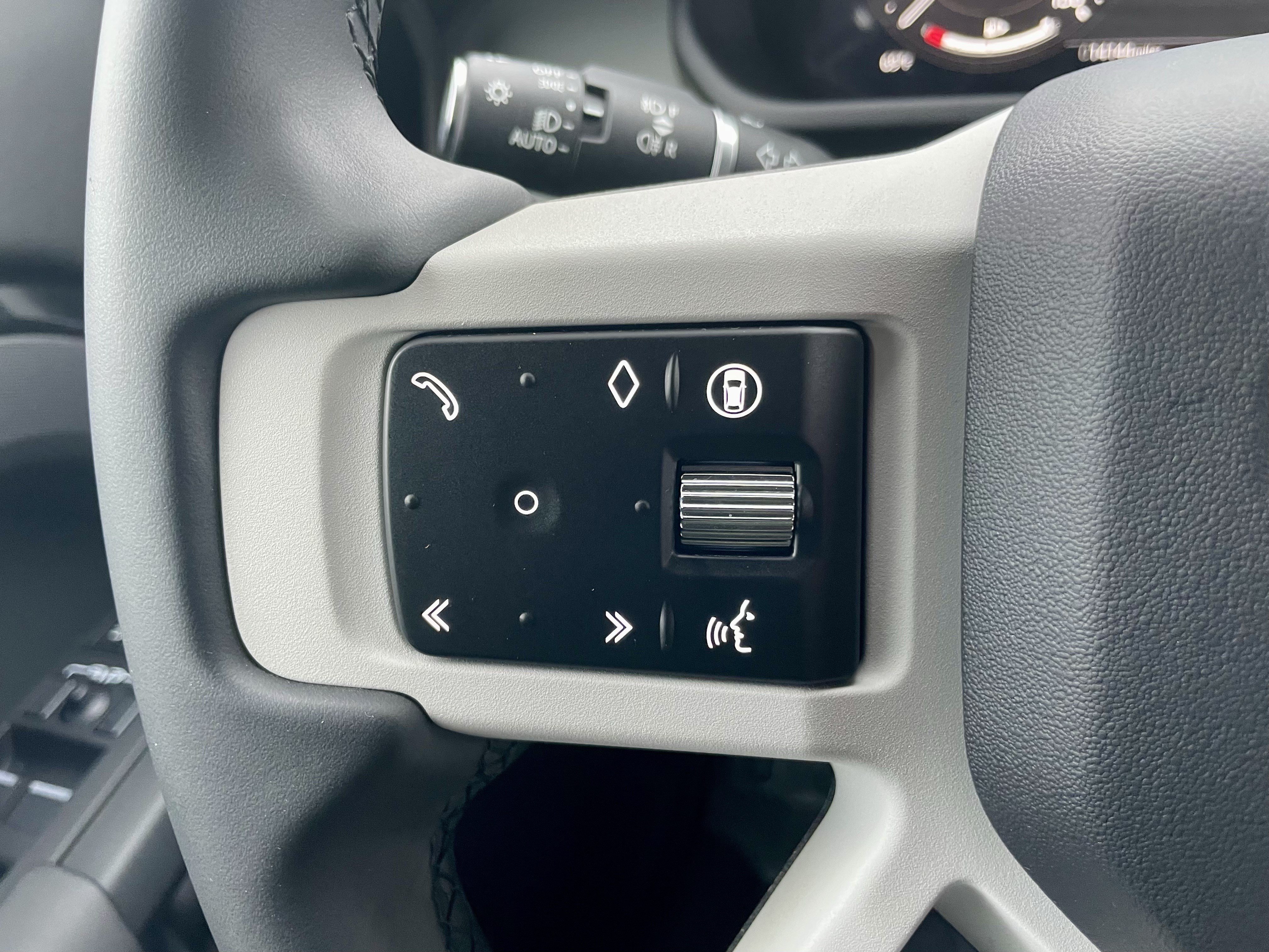 Certified 2025 Land Rover Defender 110 X-Dynamic SE AWD/4WD image 23