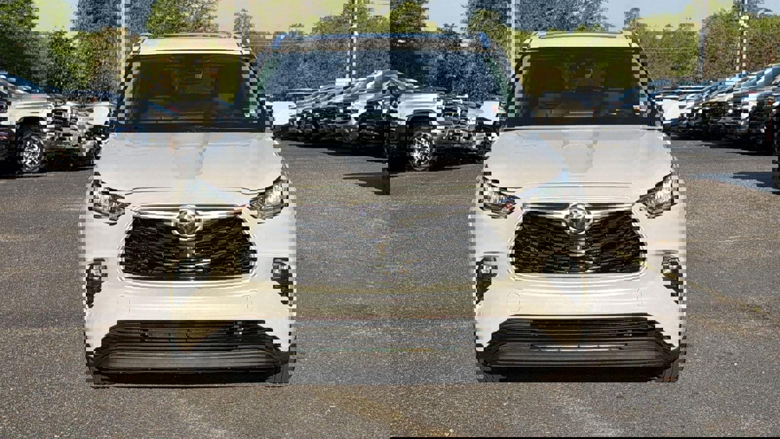 Used 2020 Toyota Highlander XLE image 2