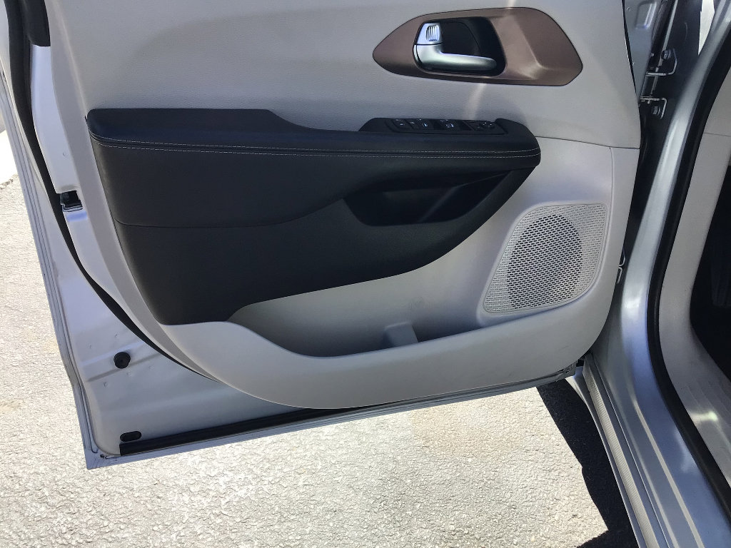 Used 2023 Chrysler Voyager LX image 7