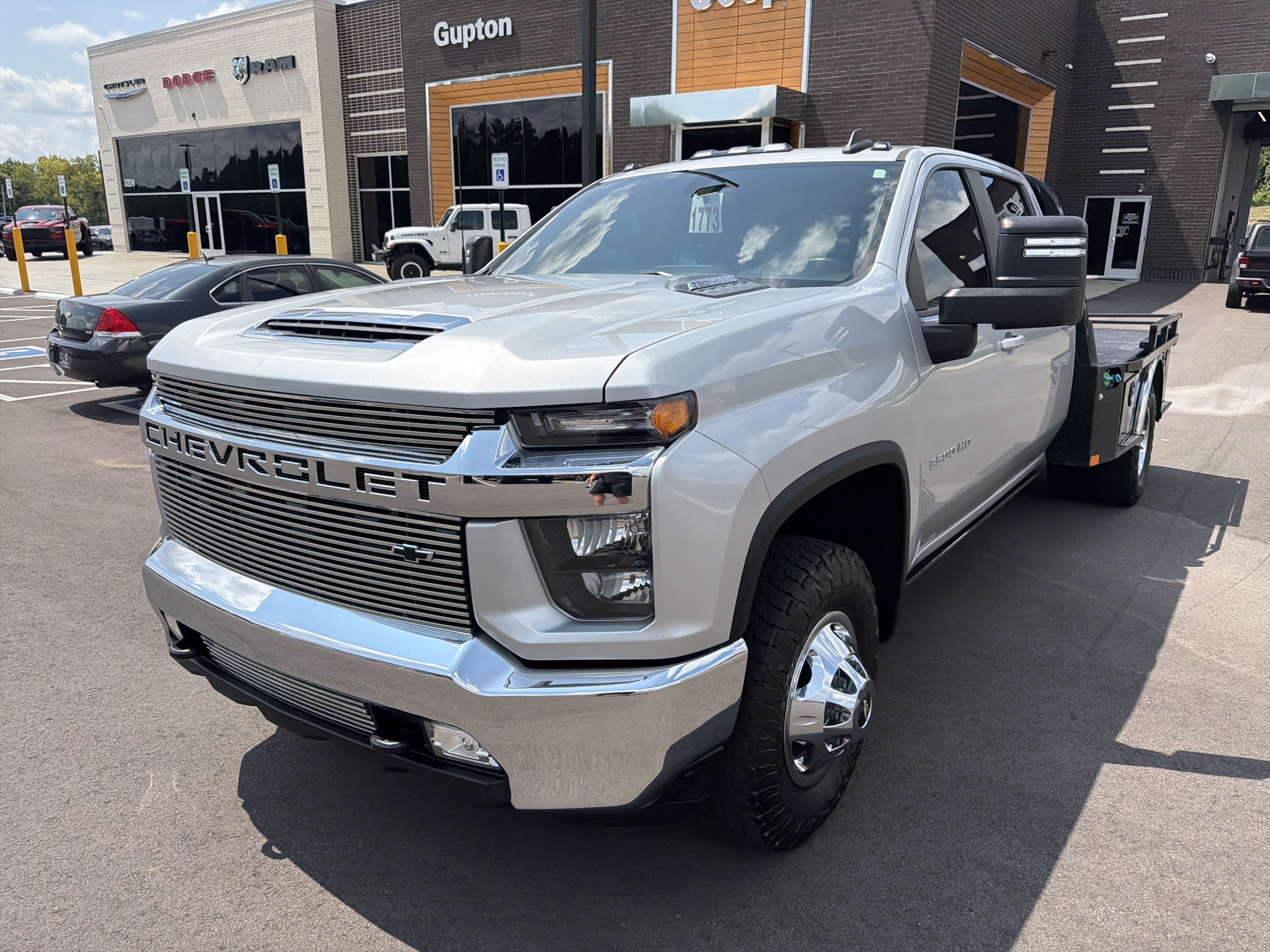 Used 2022 Chevrolet Silverado 3500 LT w/ Convenience Package AWD/4WD image 2