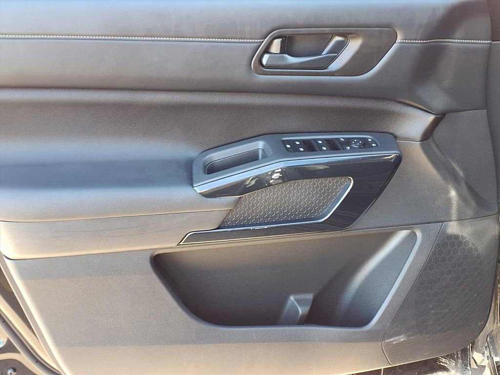 Used 2025 Nissan Pathfinder SV AWD/4WD image 21