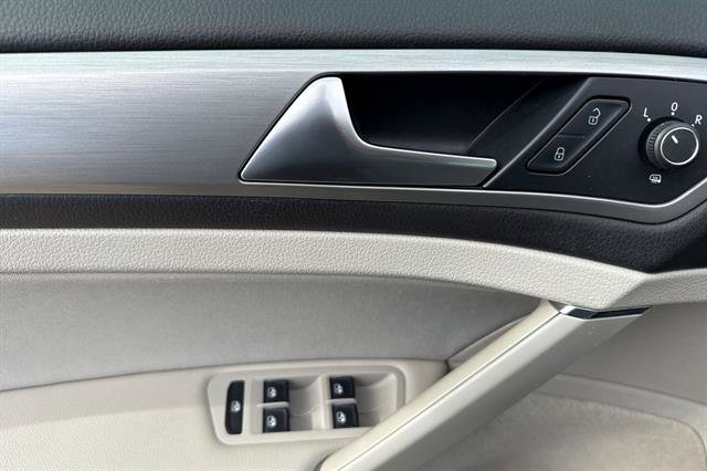 Used 2016 Volkswagen Golf S image 10