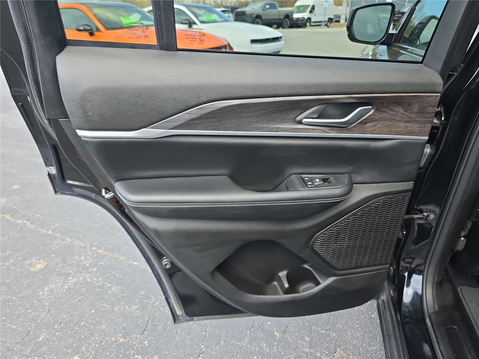 Used 2024 Jeep Grand Cherokee Limited w/ Black Appearance Package image 14