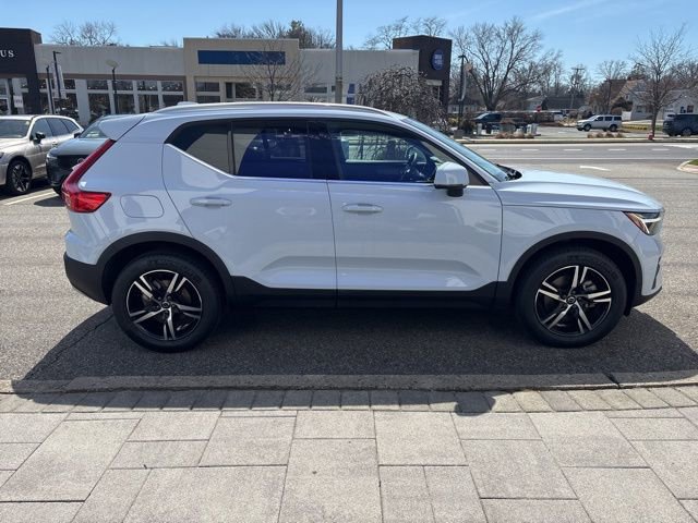 Used 2025 Volvo XC40 B5 Core image 6