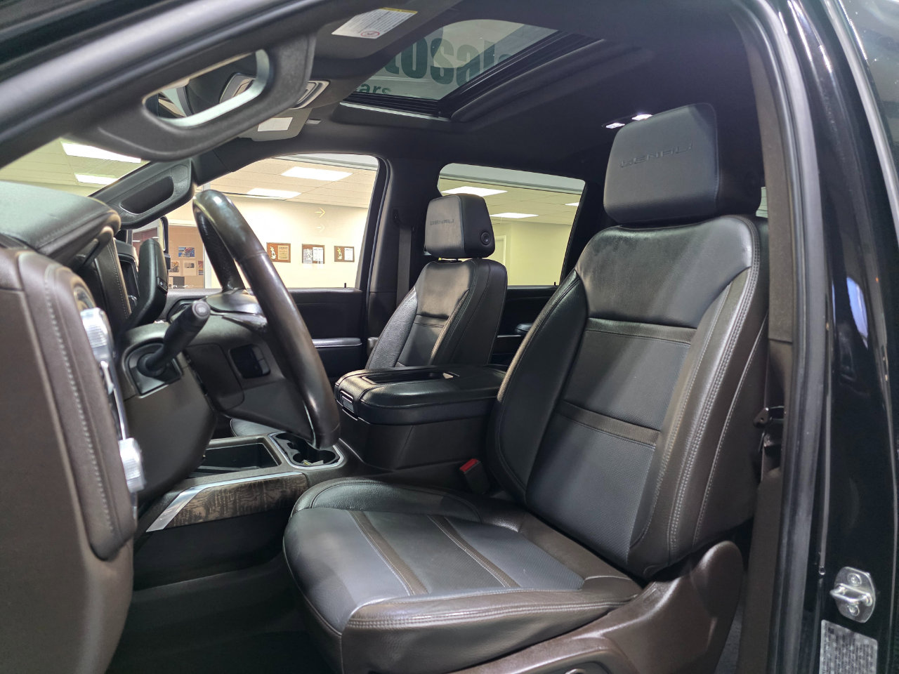 Used 2021 GMC Sierra 2500 Denali w/ Denali Black Diamond Edition image 16