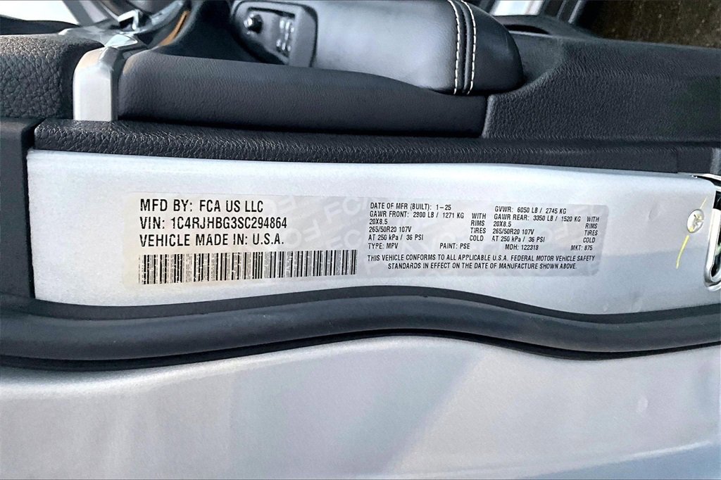 Used 2025 Jeep Grand Cherokee Limited w/ Black Appearance Package image 35