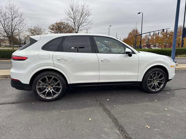 Used 2023 Porsche Cayenne Platinum Edition image 3