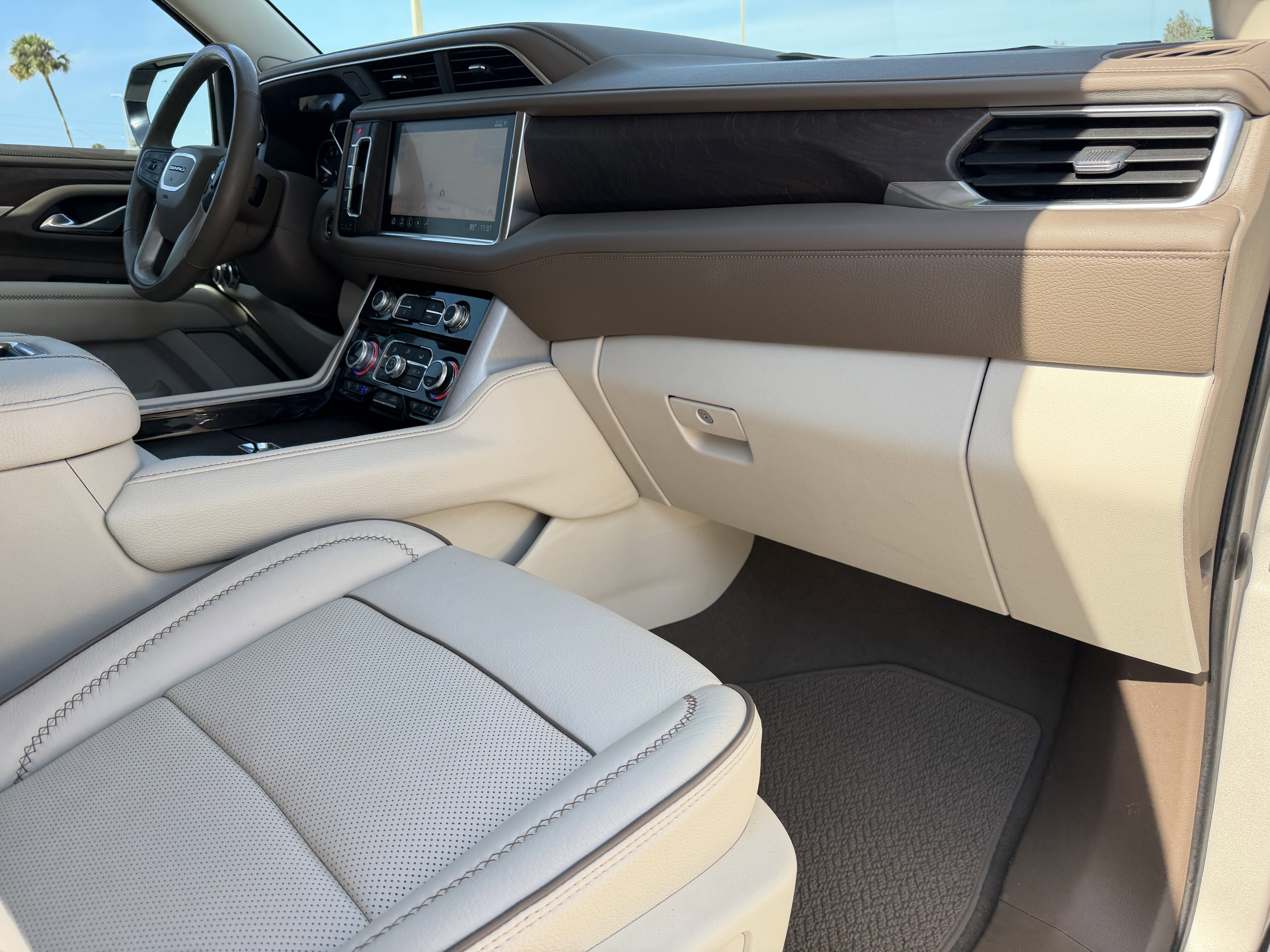 Used 2021 GMC Yukon Denali w/ Denali Premium Package image 13