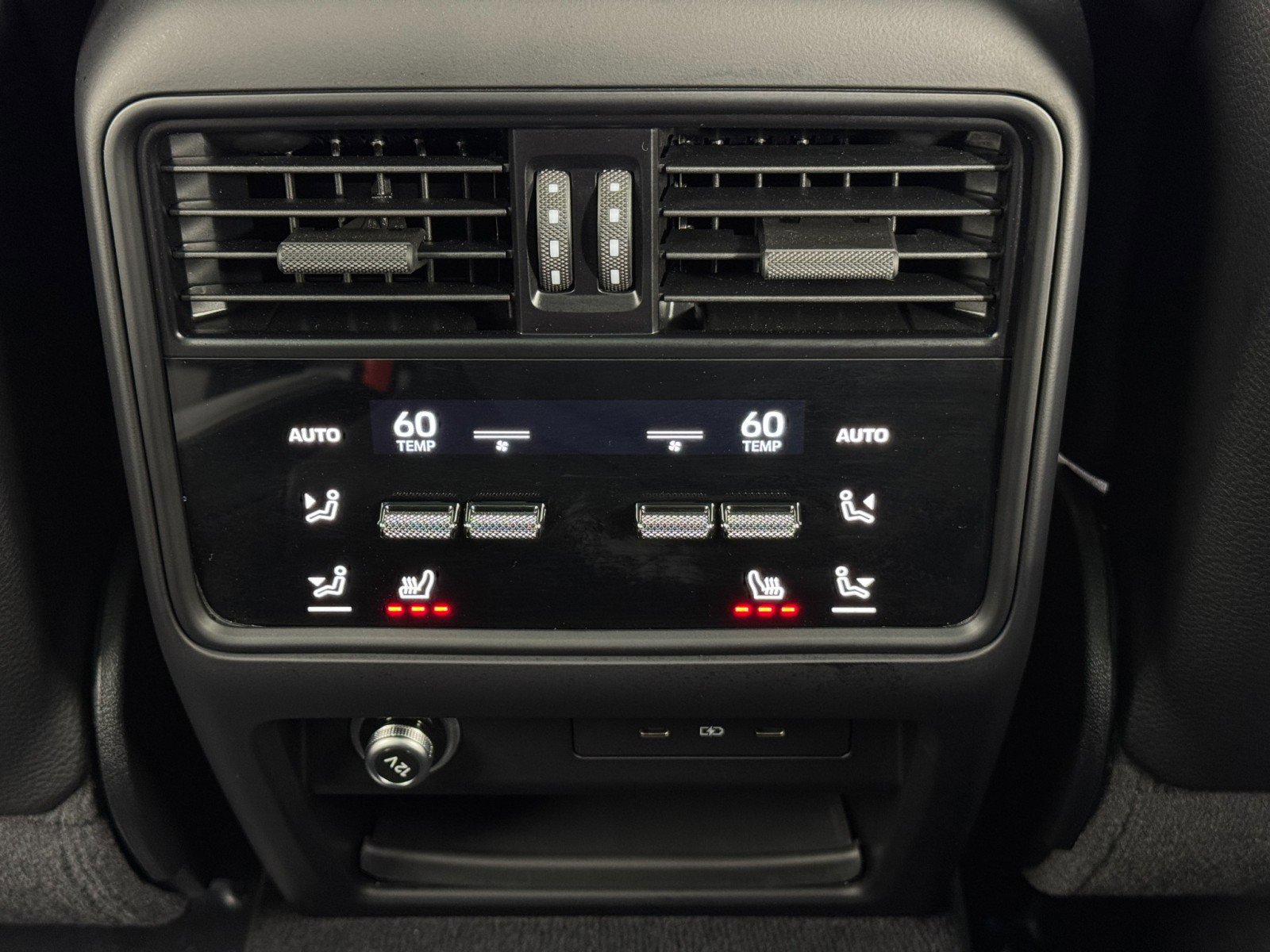 Used 2024 Porsche Cayenne w/ Technology Package image 37