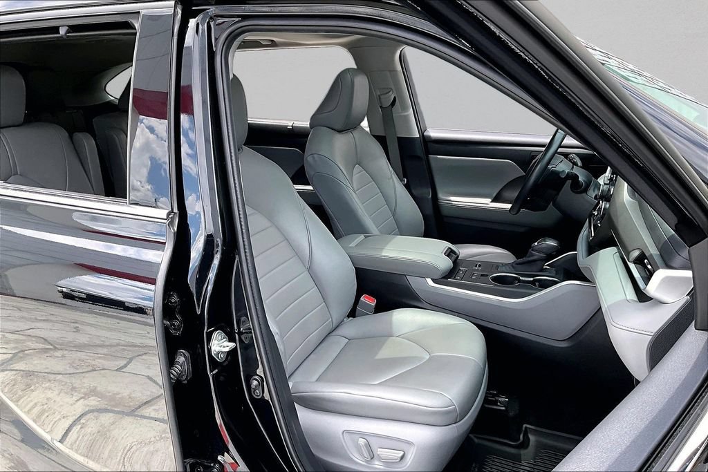 Certified 2020 Toyota Highlander XLE FWD image 33
