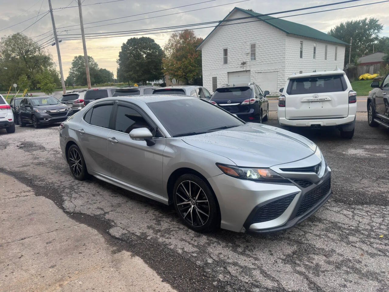 Used 2023 Toyota Camry SE FWD image 3