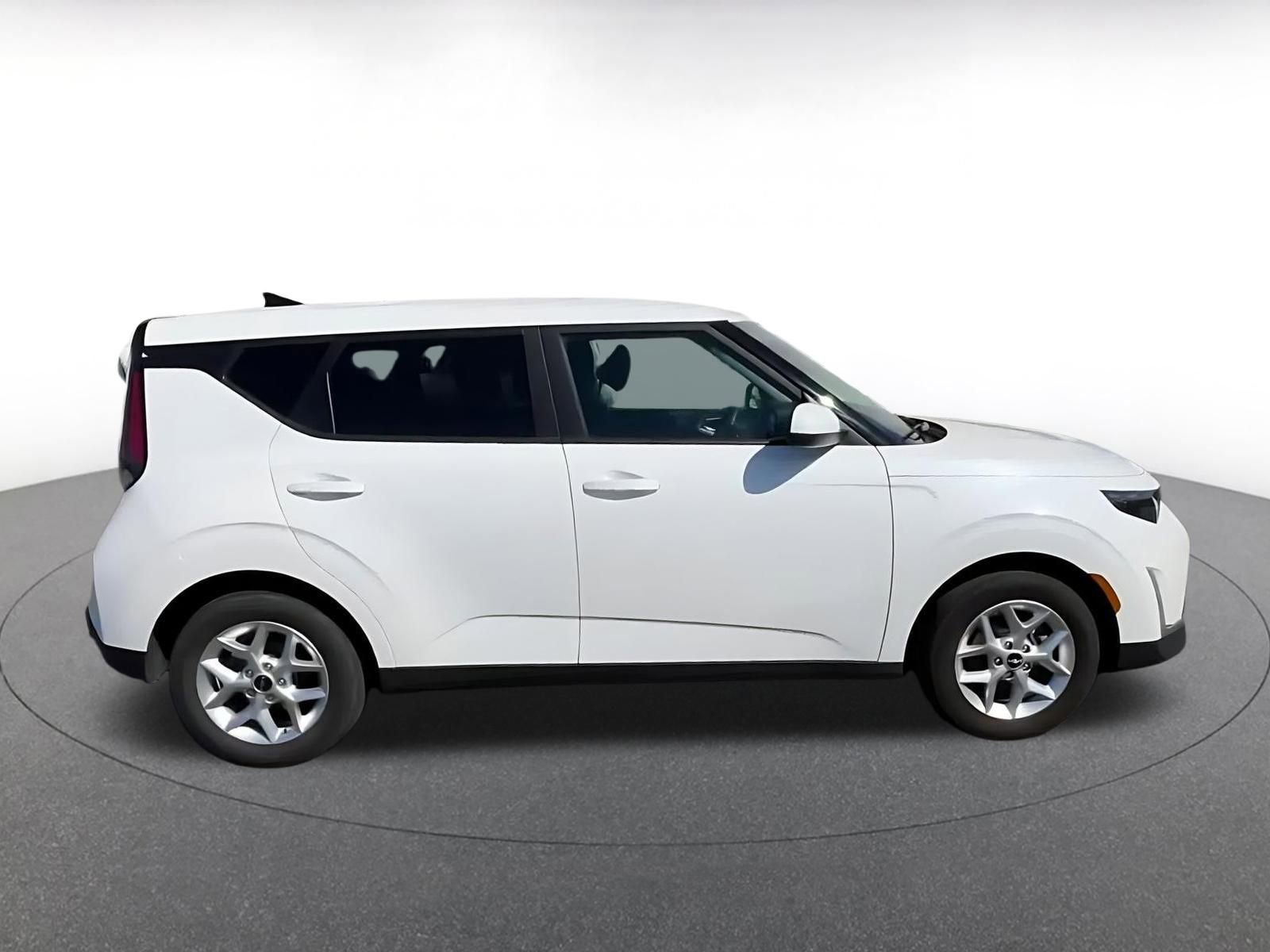 Used 2025 Kia Soul LX w/ LX Technology Package FWD image 16