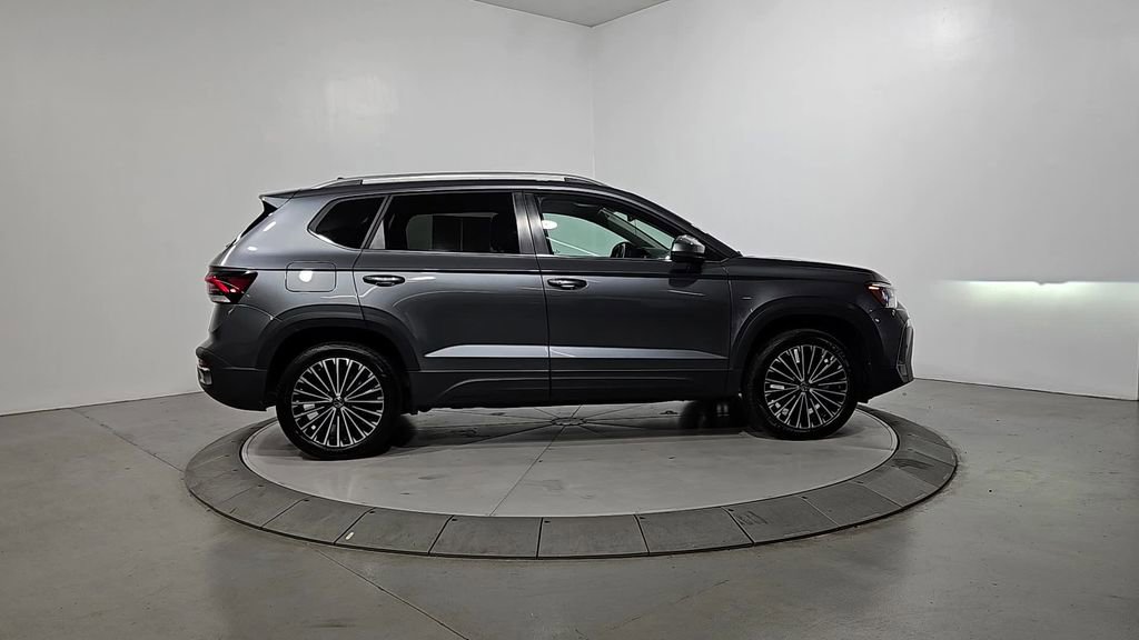 Certified 2025 Volkswagen Taos SE FWD image 7