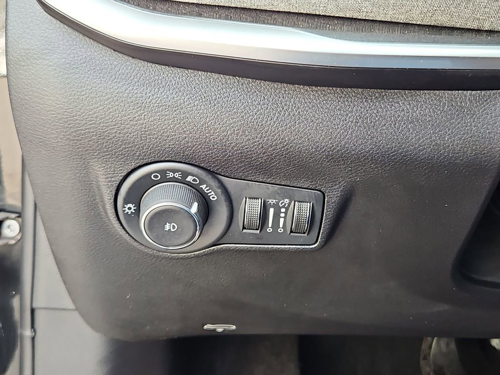 Used 2024 Jeep Compass Latitude image 14