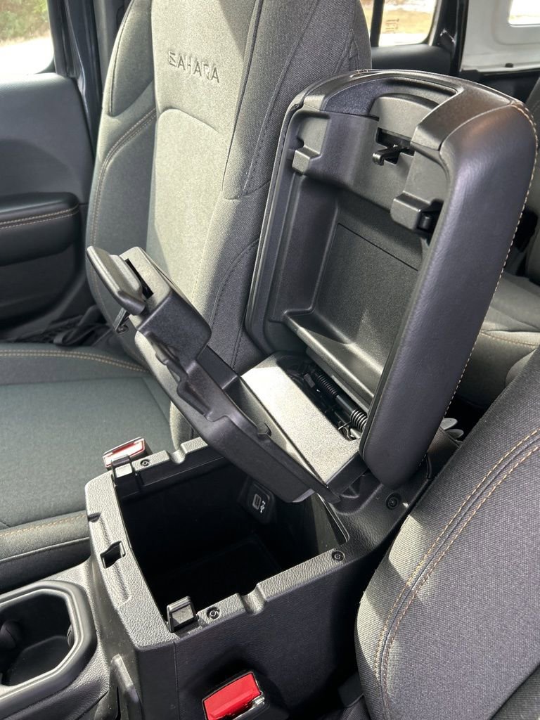 Used 2024 Jeep Wrangler Sahara image 27