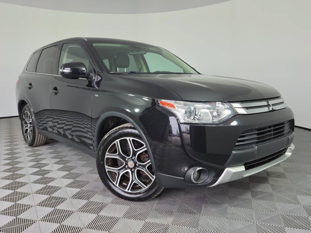 Used 2015 Mitsubishi Outlander GT AWD/4WD image 1
