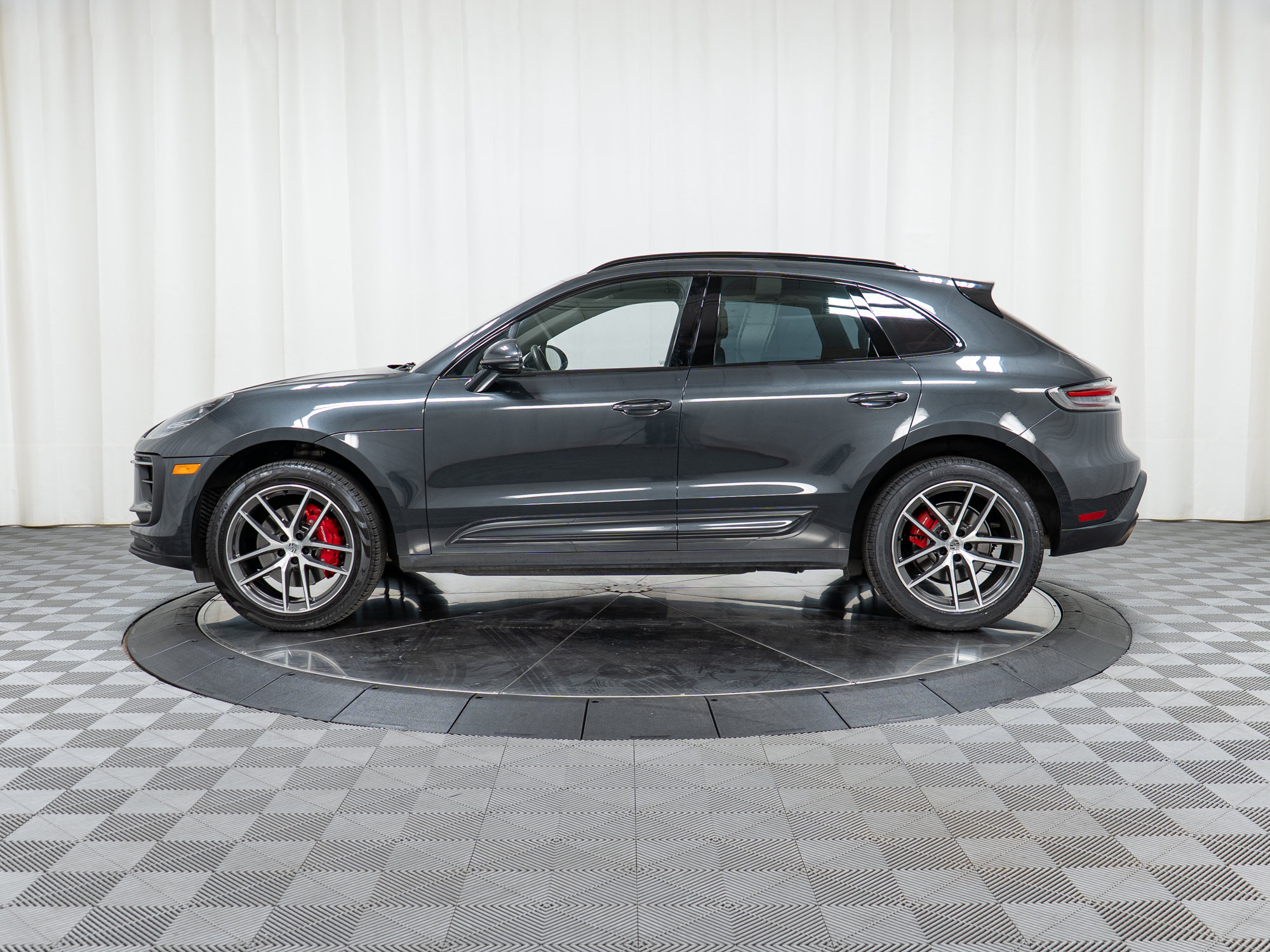 Certified 2022 Porsche Macan S AWD/4WD image 2