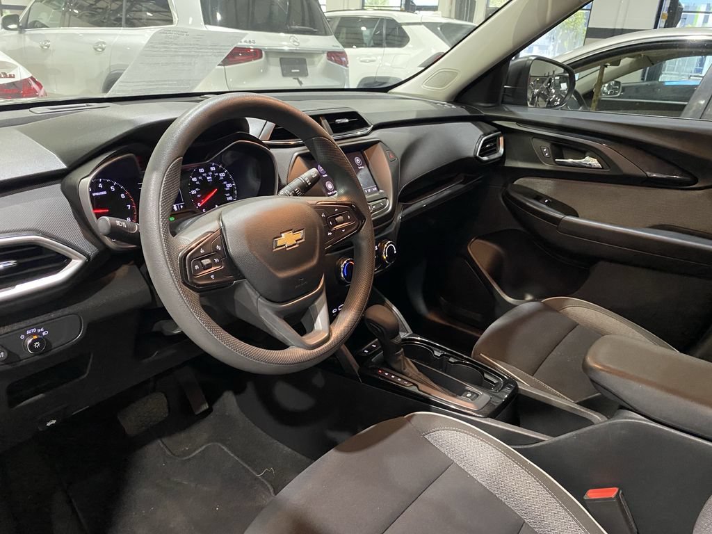 Used 2023 Chevrolet TrailBlazer LS FWD image 2